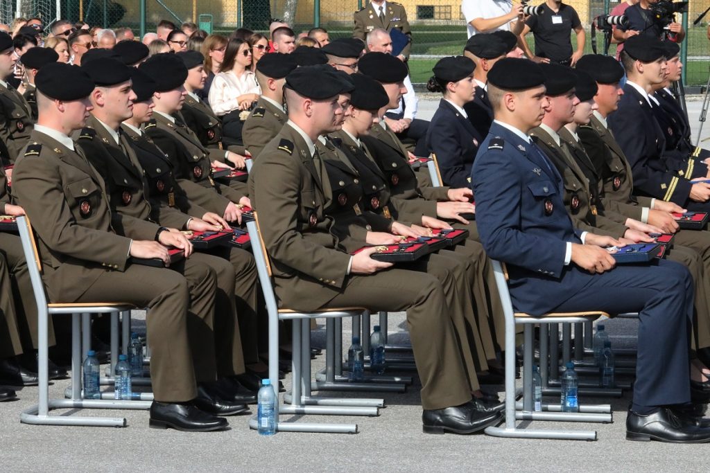 Slika https://www.morh.hr/wp-content/uploads/2025/08/2025-08-28-hvu-dodjela-cinova-1024x683.jpg