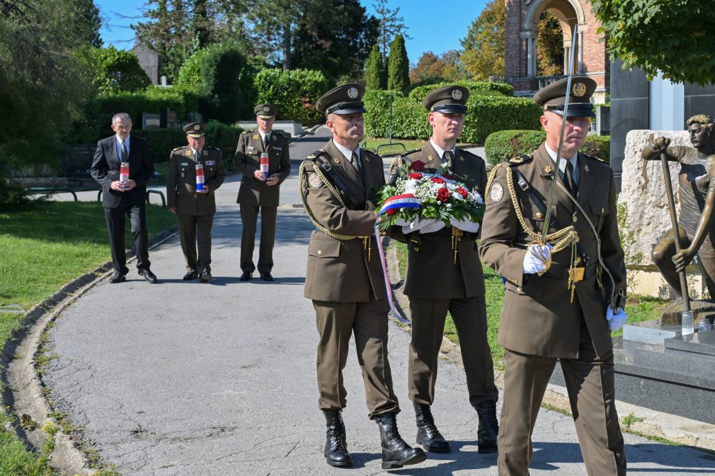 Slika https://www.morh.hr/wp-content/uploads/2025/09/2025-09-04-obljetnica-smrti-generala-tusa-1-1024x682.jpg