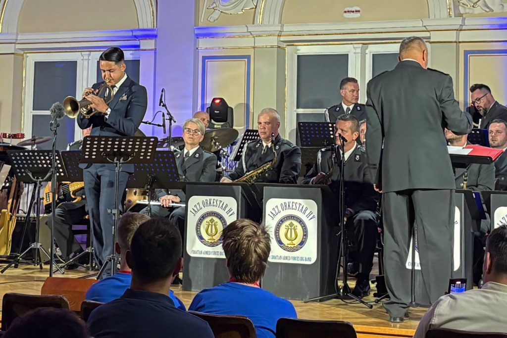 Slika https://www.morh.hr/wp-content/uploads/2025/09/2025-09-15-jazz-orkestar-hv-1024x683.jpg