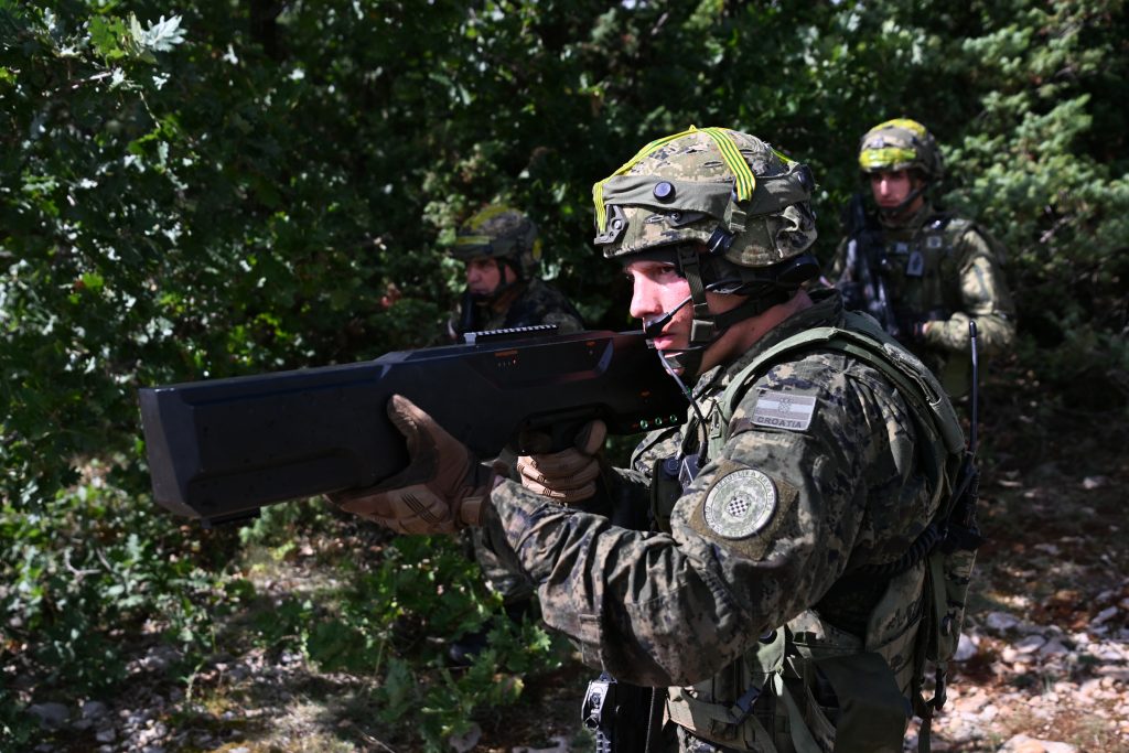 Slika https://www.morh.hr/wp-content/uploads/2025/09/2025-09-26-metodsko-pokazna-vjezba-gmbr-prezentacija-nove-infrastrukture-1024x683.jpg