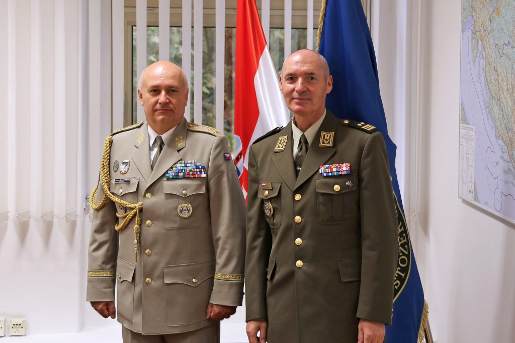 Slika https://www.morh.hr/wp-content/uploads/2025/09/2025-09-26-posjet-vojnog-izaslanika-ceske-republike--1024x683.jpg