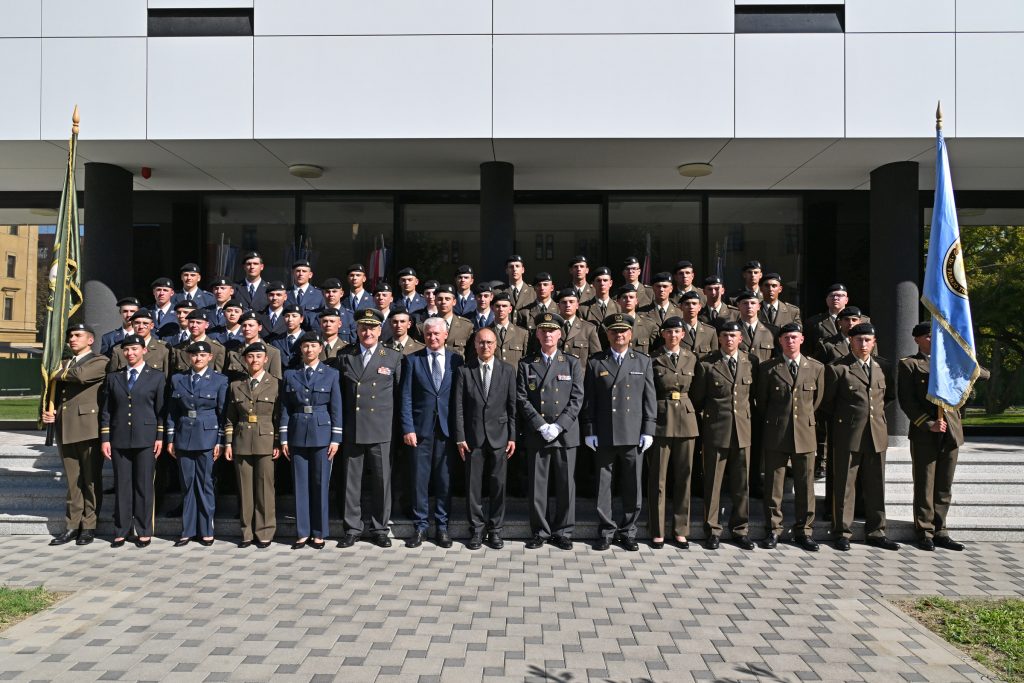 Slika https://www.morh.hr/wp-content/uploads/2025/09/22-09-2025-svecana-prisega-kadeta--1024x683.jpg