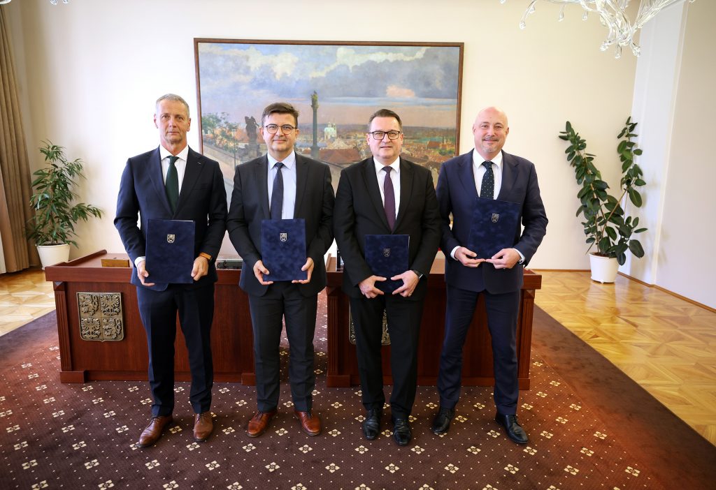 Slika https://www.morh.hr/wp-content/uploads/2025/10/2025-10-02-potpisivanje-sporazuma-tatra-1024x702.jpg