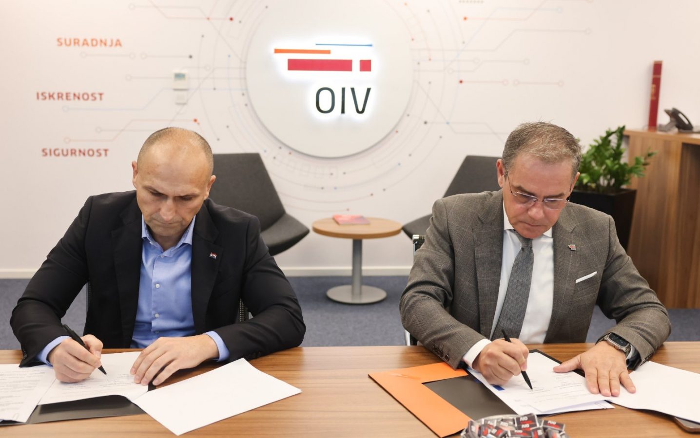 Slika https://www.morh.hr/wp-content/uploads/2025/10/2025-10-08-mo-odasiljaci-i-veze-1-1436x900.jpg