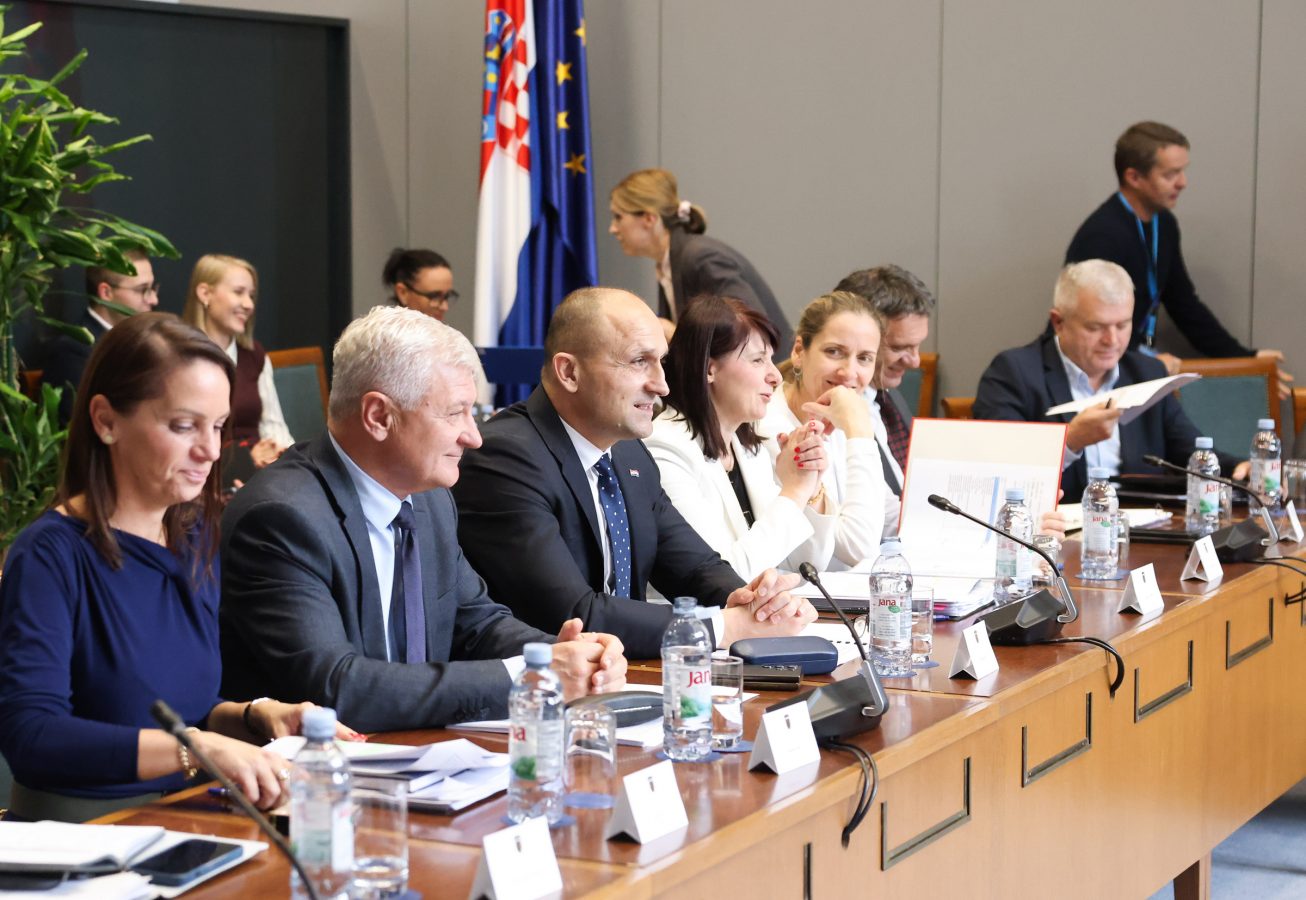 Slika https://www.morh.hr/wp-content/uploads/2025/10/2025-10-13-saborski-odbor-za-obranu-1306x900.jpg