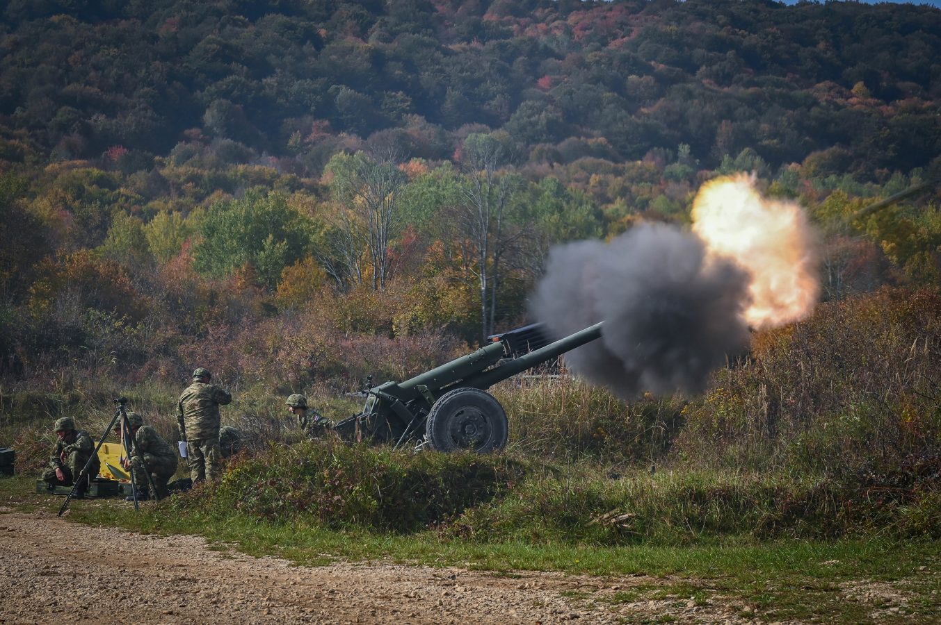 Slika https://www.morh.hr/wp-content/uploads/2025/10/2025-10-17-topnicko-raketna-pukovnija-na-bojevom-gadjanju-1353x900.jpg