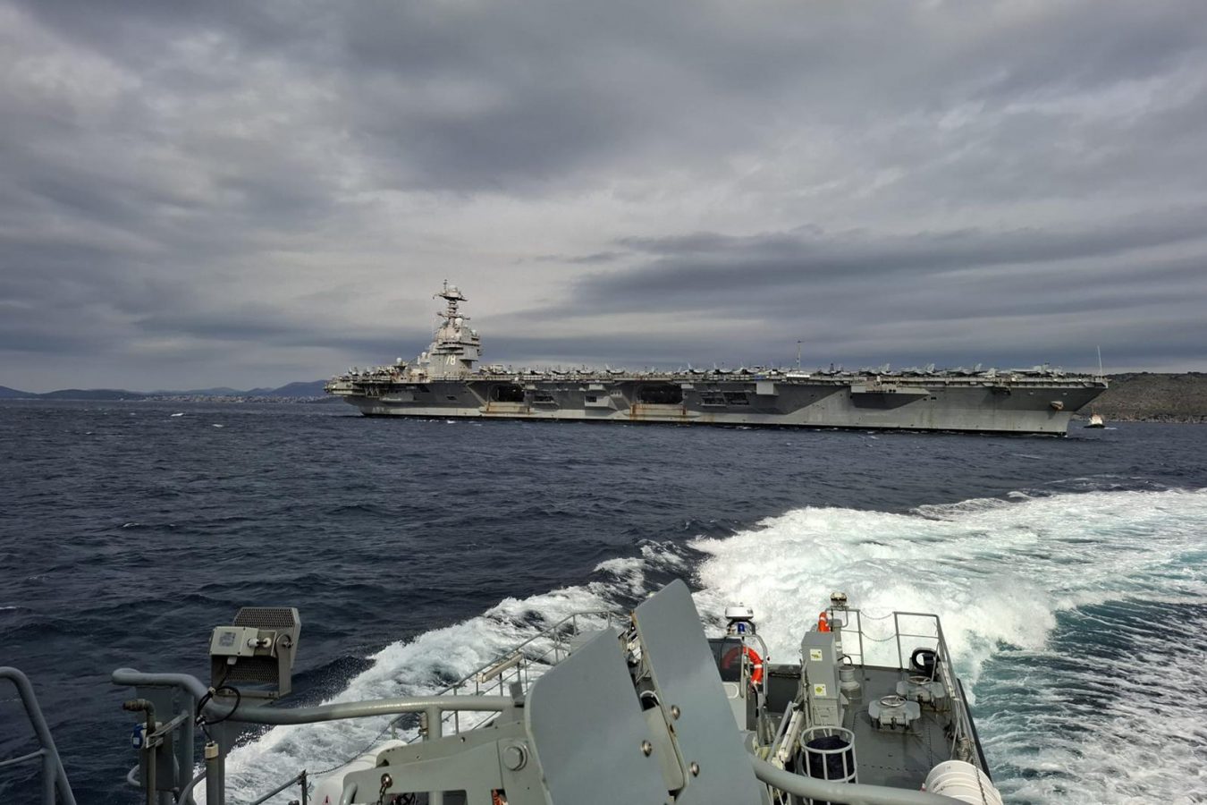 Slika https://www.morh.hr/wp-content/uploads/2025/10/2025-10-21-americki-nosac-zrakoplova1-1350x900.jpg