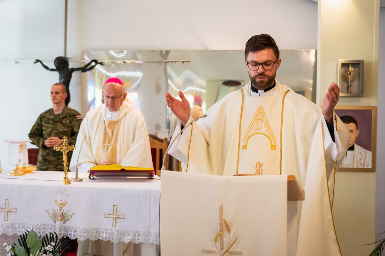 Slika https://www.morh.hr/wp-content/uploads/2025/11/2025-11-06-vladimir-simunovic-kapelan-1350x900.jpg