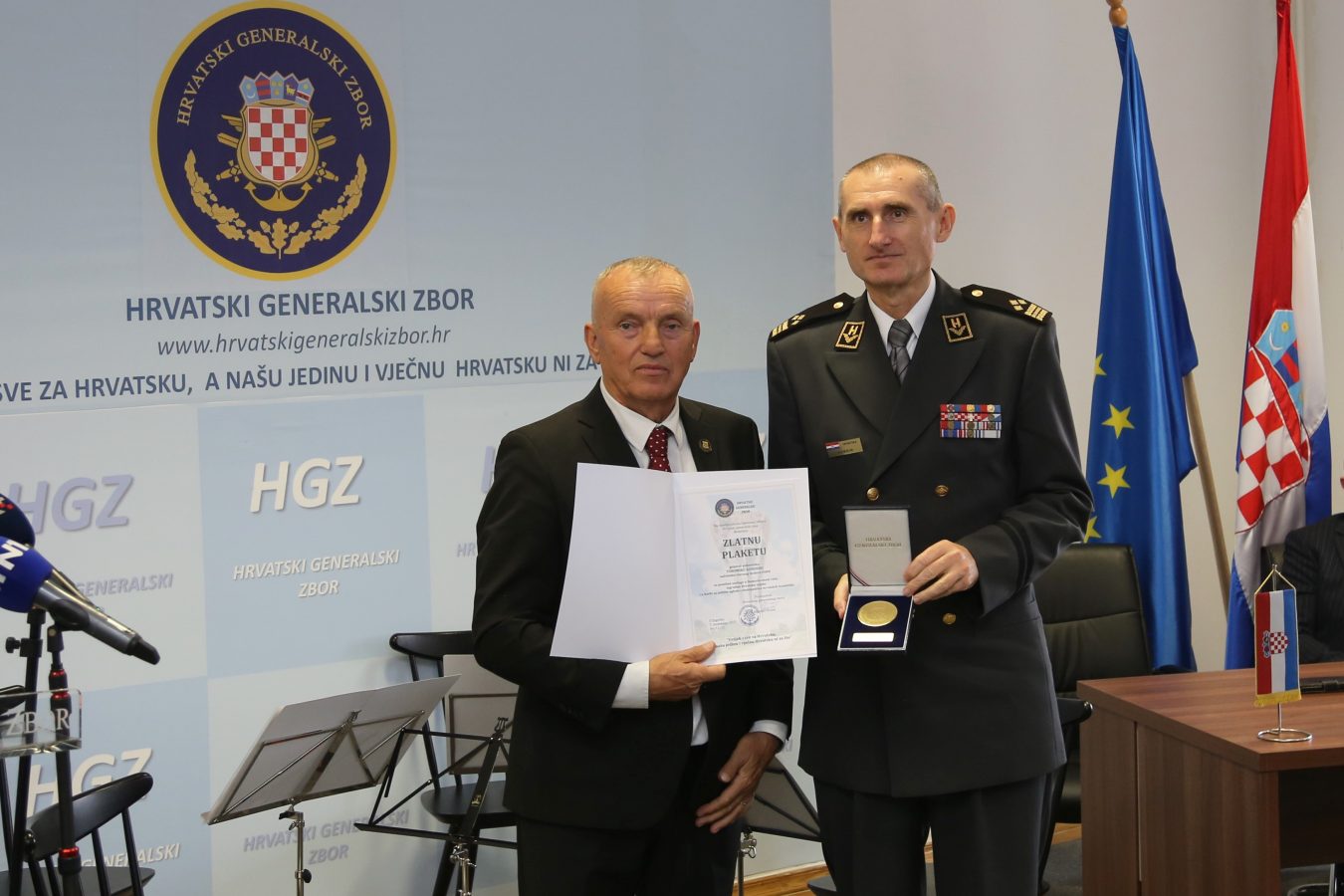 Slika https://www.morh.hr/wp-content/uploads/2025/11/2025-11-07-zlatna-plaketa-hgz-1350x900.jpg