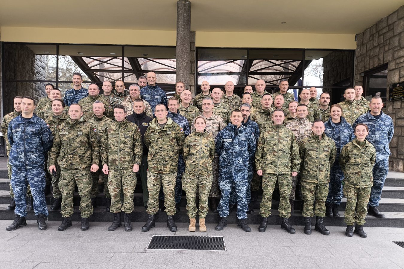 Slika https://www.morh.hr/wp-content/uploads/2025/11/2025-11-12-nastavni-posjet-intergranske-zapovjedno-stozerne-skole-1350x900.jpg