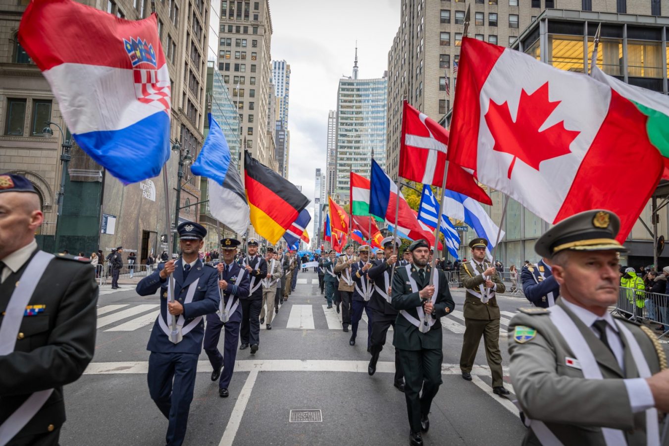 Slika https://www.morh.hr/wp-content/uploads/2025/11/2025-11-13-sudjelovanje-zastave-rh-na-danu-veterana-u-sad--1351x900.jpg