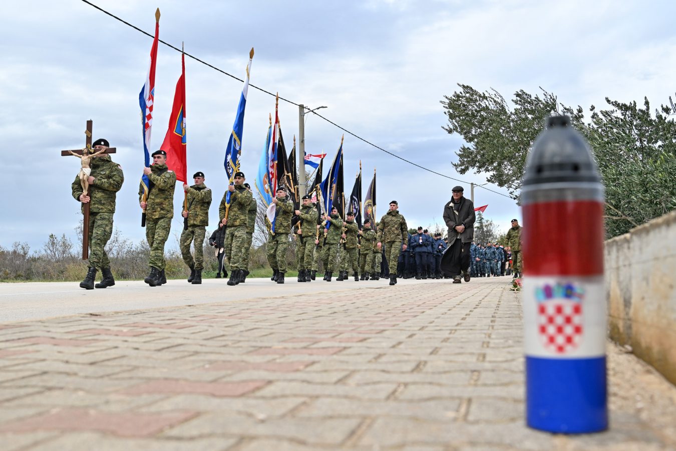 Slika https://www.morh.hr/wp-content/uploads/2025/11/2025-11-18-skabrnja-obljetnica-1350x900.jpg