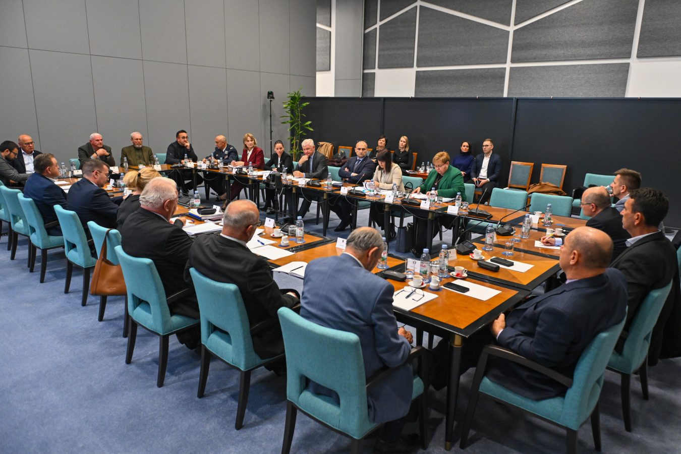 Slika https://www.morh.hr/wp-content/uploads/2025/11/2025-11-20-saborski-odbor-za-obranu-1350x900.jpg