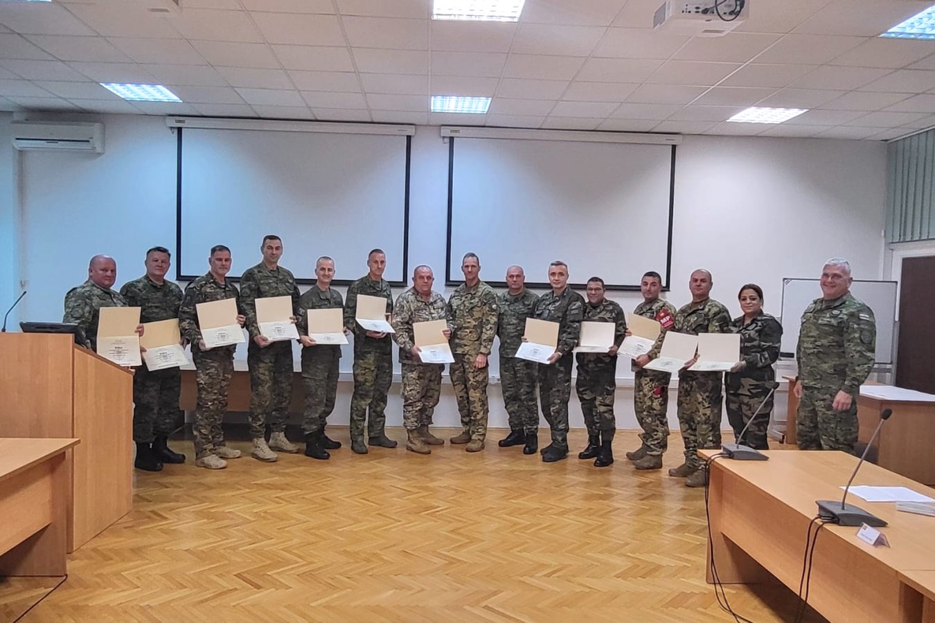 Slika https://www.morh.hr/wp-content/uploads/2025/11/2025-11-25-medunarodni-tecaj-za-docasnike-na-najvisim-duznostima-1350x900.jpg