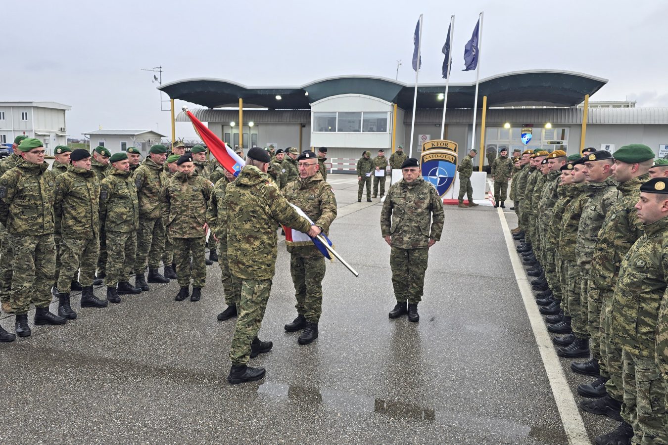 Slika https://www.morh.hr/wp-content/uploads/2025/11/2025-11-28-kfor-primopredaja-kontingenata-1350x900.jpg