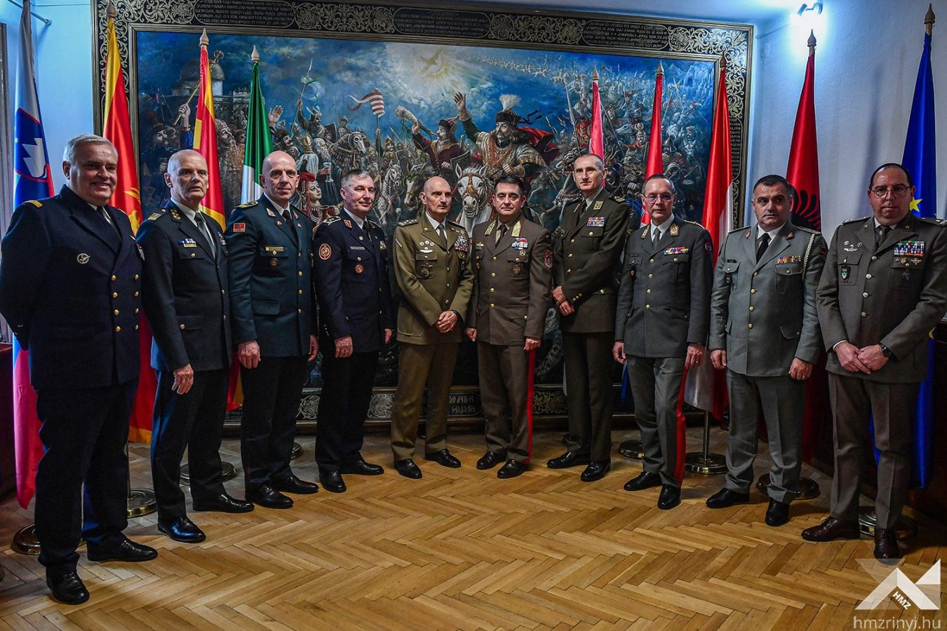 Slika https://www.morh.hr/wp-content/uploads/2025/11/2025-11-28-sastanak-inicijative-za-obrambenu-suradnju-1350x900.jpg