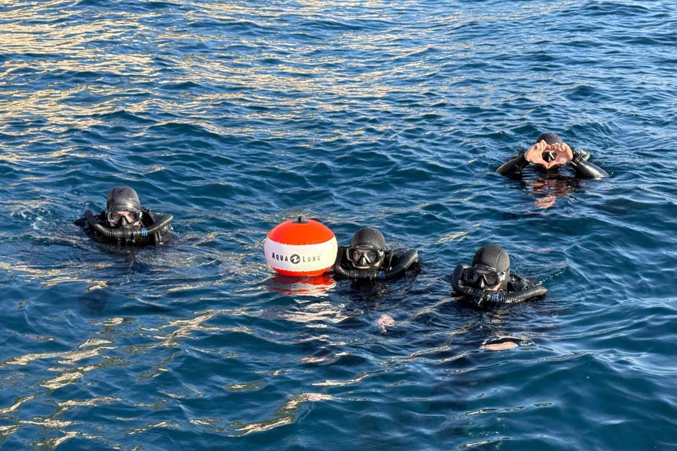 Slika https://www.morh.hr/wp-content/uploads/2025/11/2025-11-28-tecaj-ronjenja-aparatima-poluzatvorenog-kruga-disanja-1350x900.jpg