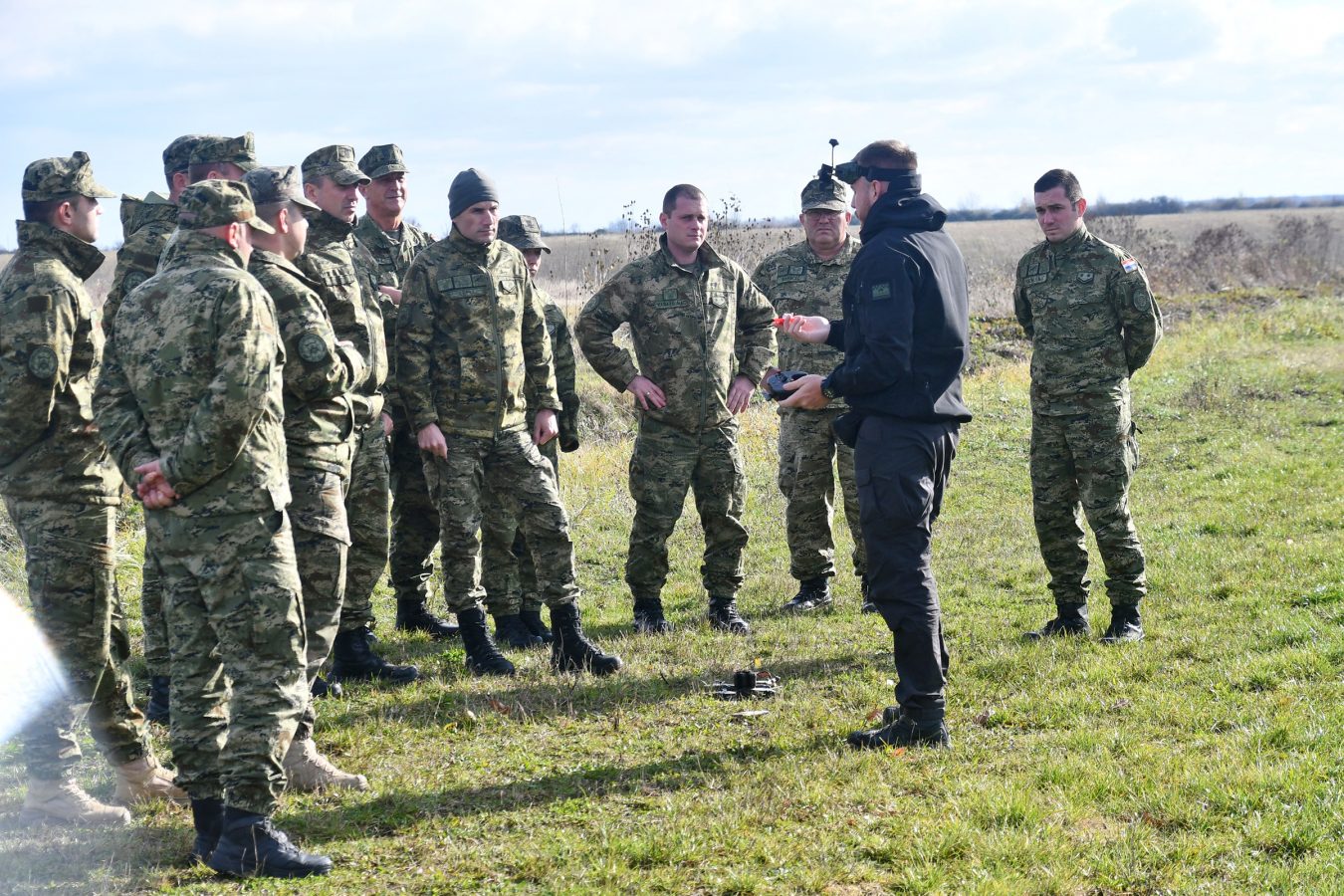 Slika https://www.morh.hr/wp-content/uploads/2025/11/2025-11-29-obuka-samoobrane-1350x900.jpg