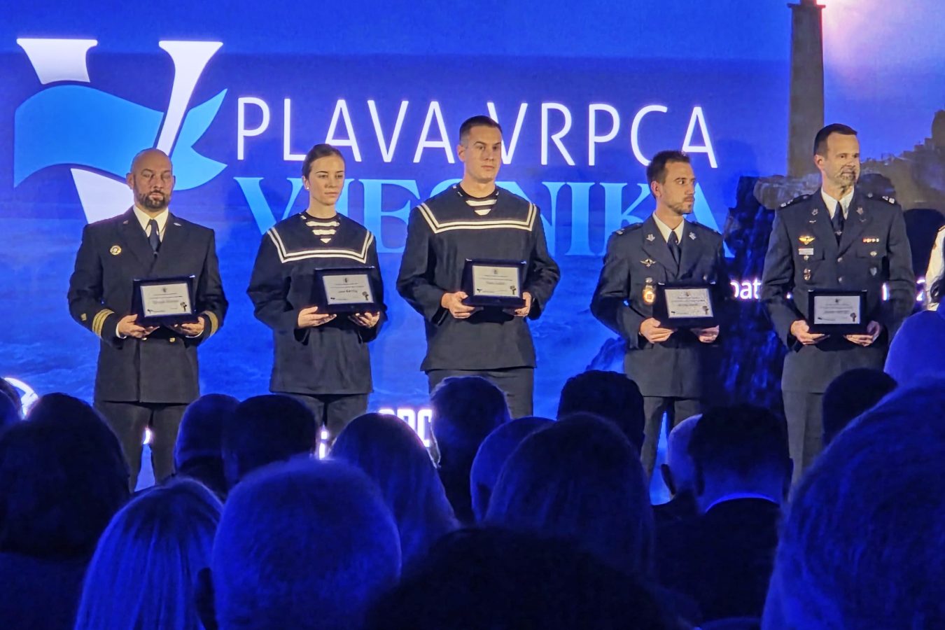 Slika https://www.morh.hr/wp-content/uploads/2025/12/2025-12-02-plava-vrpca-1350x900.jpeg