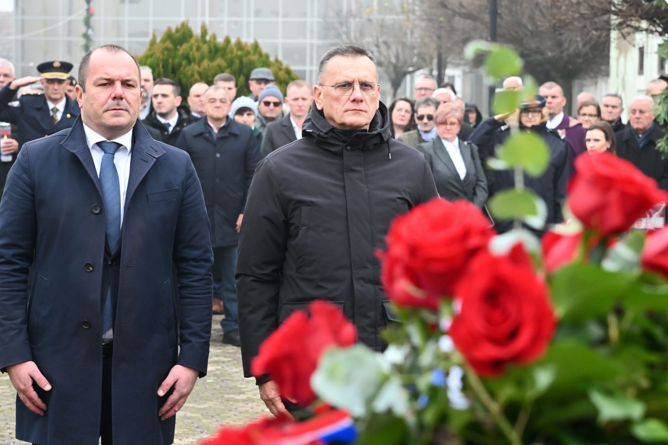 Slika https://www.morh.hr/wp-content/uploads/2025/12/2025-12-03-34-obljetnica-pogibije-hrvatskih-pilota-i-padobranaca-1350x900.jpg