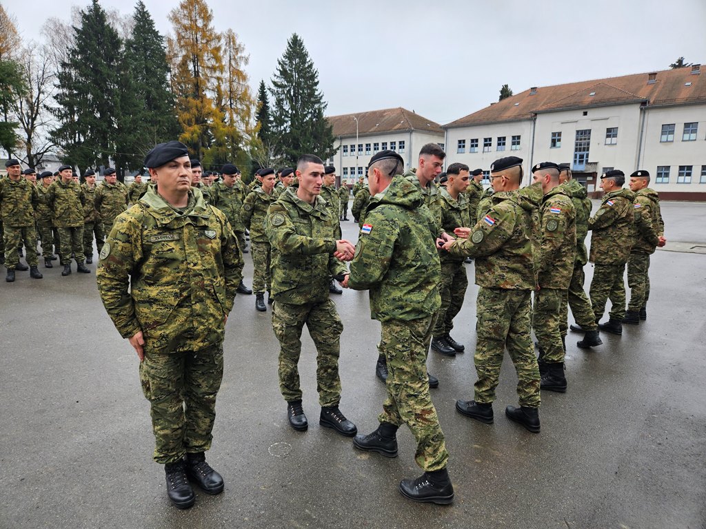 Slika https://www.morh.hr/wp-content/uploads/2025/12/2025-12-05-dodjela-beretki-trb-gombr.jpg