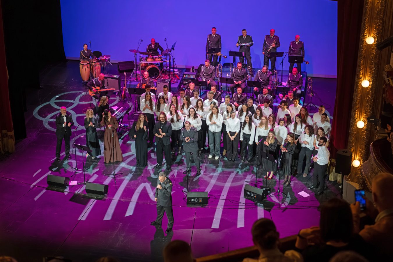 Slika https://www.morh.hr/wp-content/uploads/2025/12/2025-12-08-koncert-jazz-orkestra-1350x900.jpg