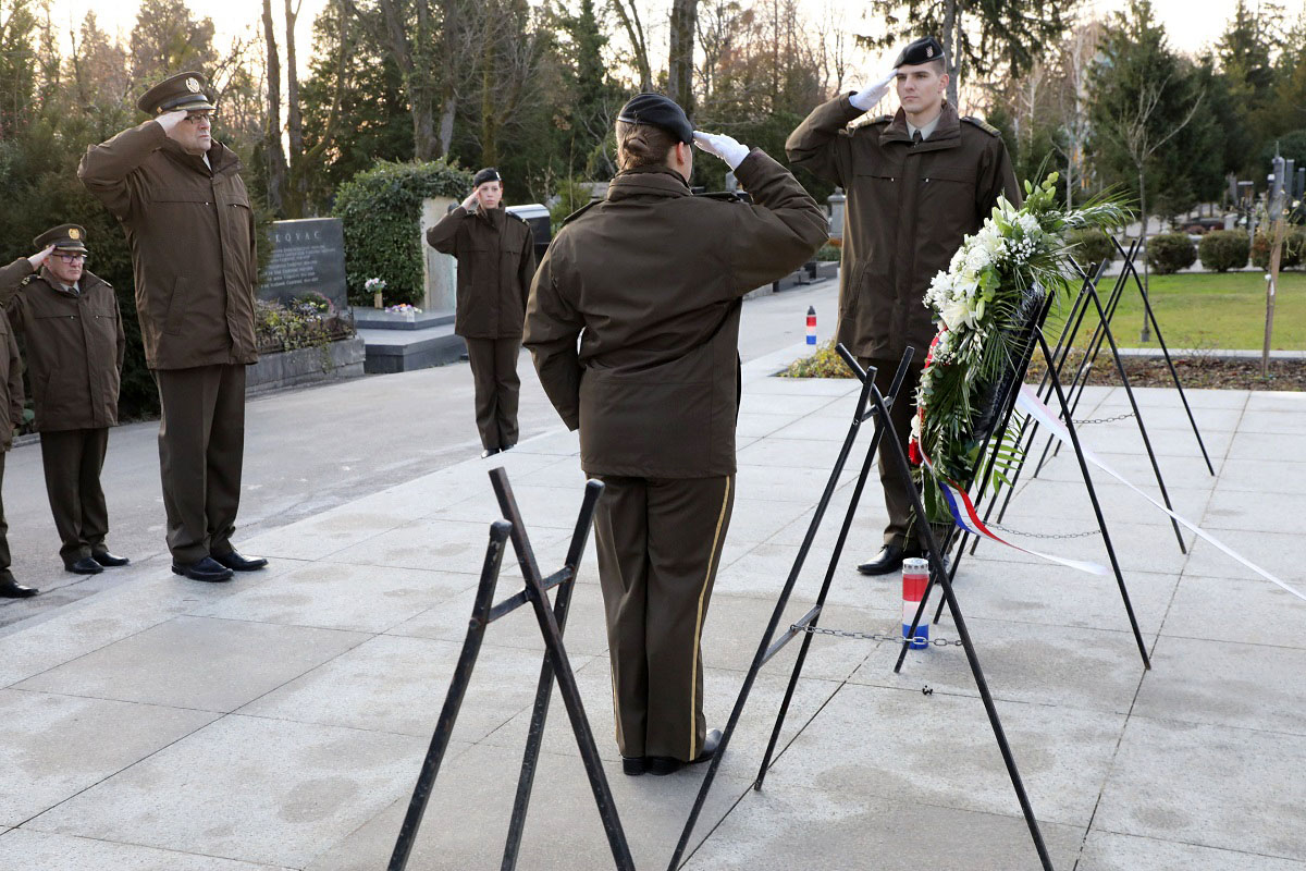 Slika https://www.morh.hr/wp-content/uploads/2025/12/2025-12-11-vijenci-hvu-dr-tudjman.jpg