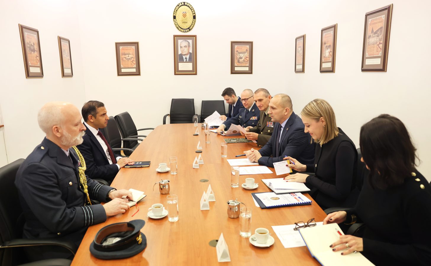 Slika https://www.morh.hr/wp-content/uploads/2025/12/2025-12-12-mo-veleposlanik-ujedinjene-kraljevine-velike-britanije-i-sjeverne-irske-sastanak-1457x900.jpg