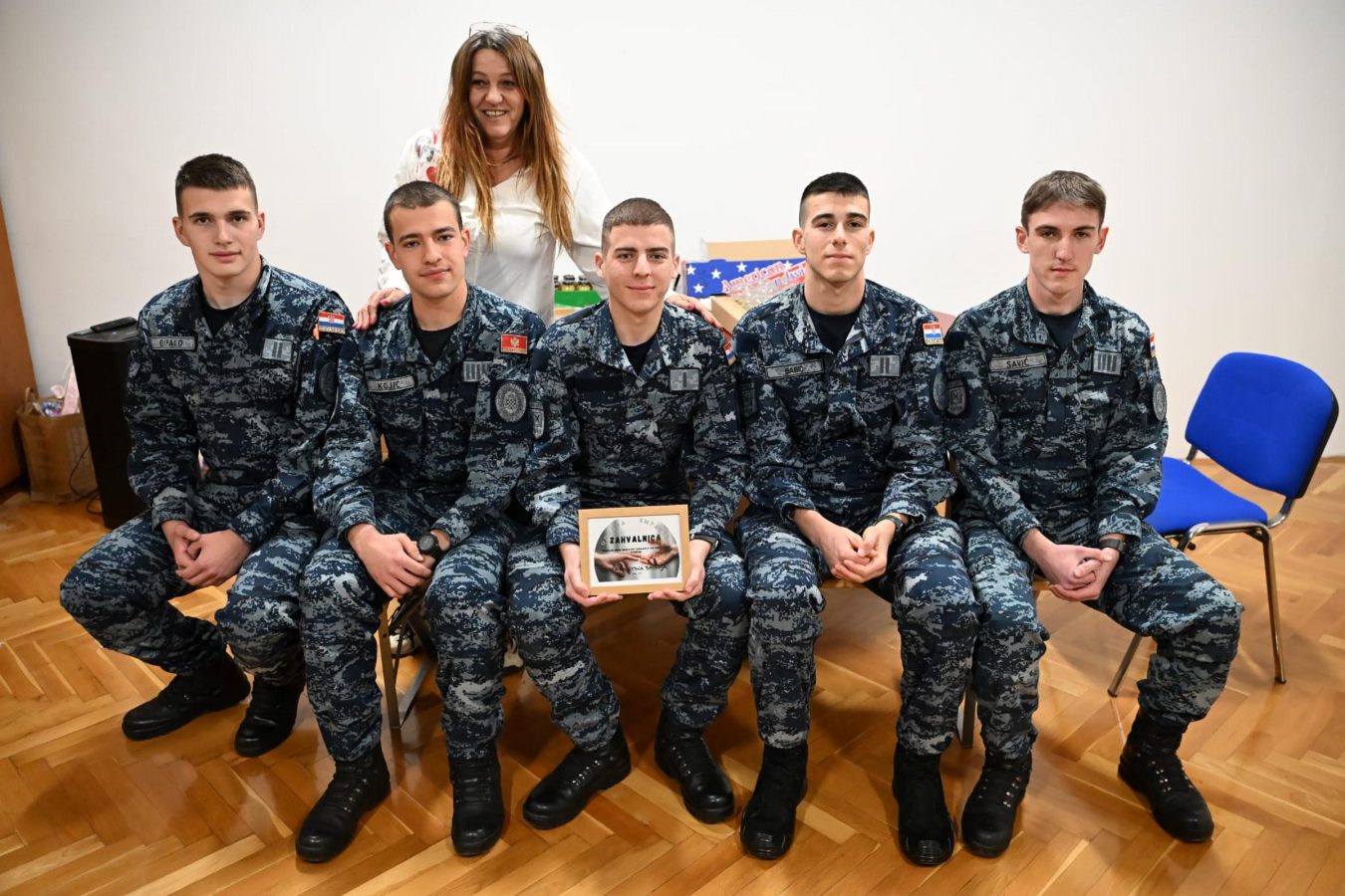 Slika https://www.morh.hr/wp-content/uploads/2025/12/2025-12-15-posjet-kadeta-udruzi-empatija-1350x900.jpg