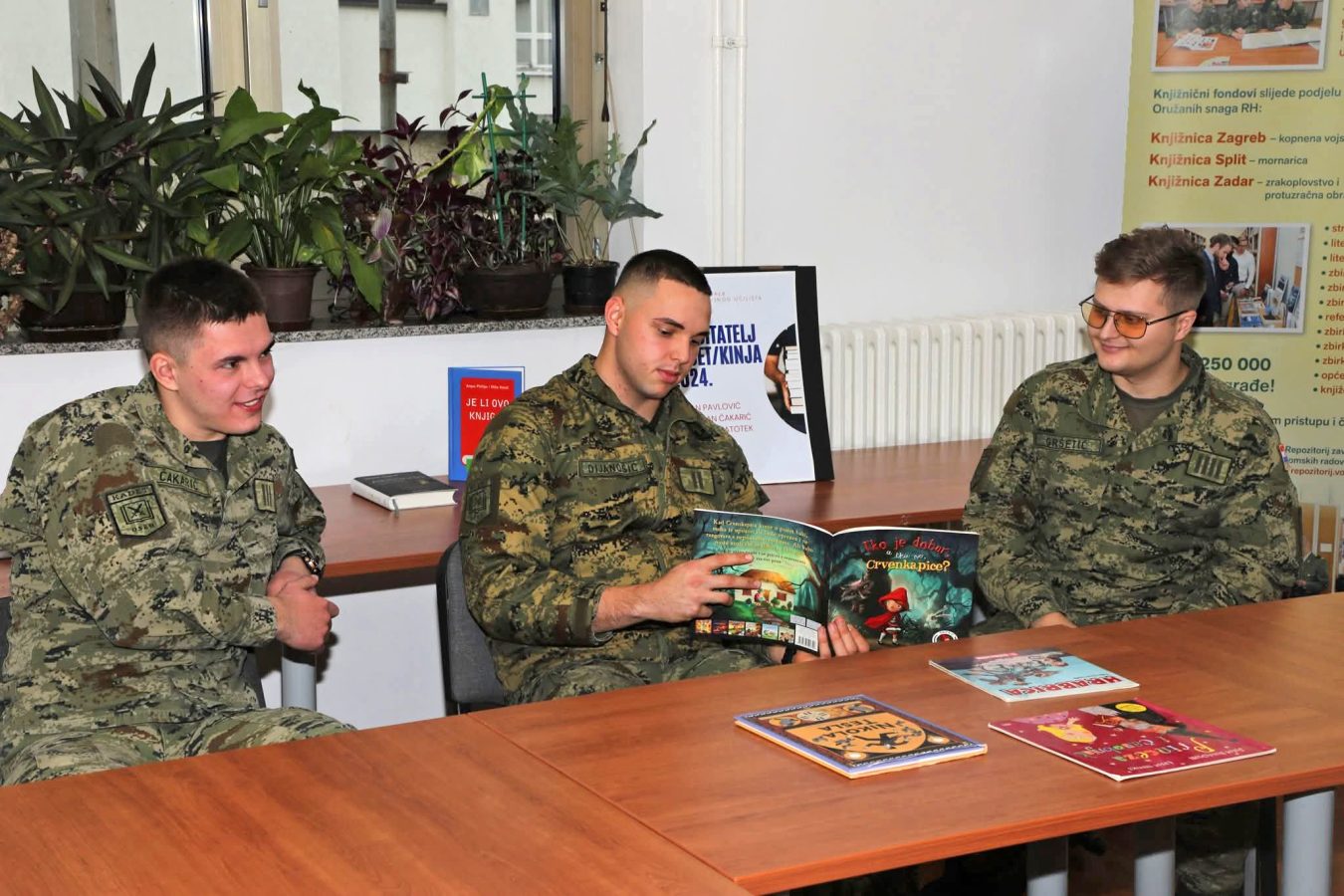 Slika https://www.morh.hr/wp-content/uploads/2025/12/2025-12-16-hvu-citanje-pacijentima-1350x900.jpg