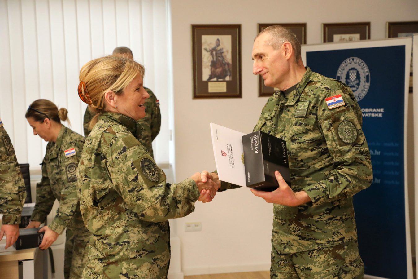 Slika https://www.morh.hr/wp-content/uploads/2025/12/2025-12-16-prestanak-djelatne-vojne-sluzbe-1350x900.jpg