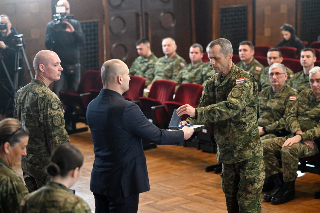 Slika https://www.morh.hr/wp-content/uploads/2025/12/2025-12-17-dodjela-medalja-za-pomoc-institucijama-civilnih-vlasti-1350x900.jpg