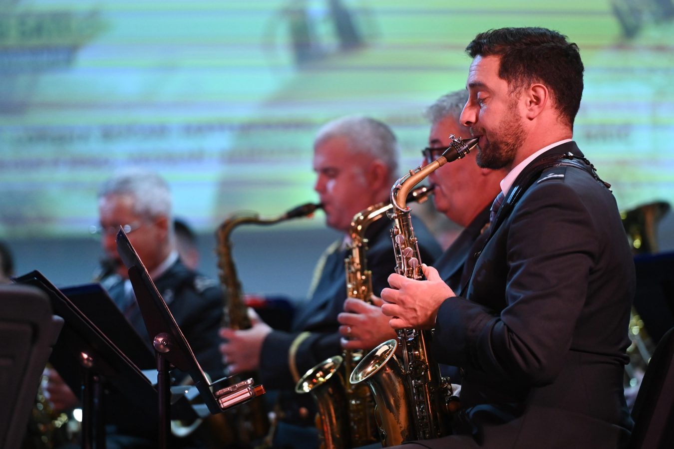 Slika https://www.morh.hr/wp-content/uploads/2025/12/2025-12-17-koncert-simfonijskog-puhackog-orkestra-hrvatske-vojske-ilustracija-1350x900.jpg