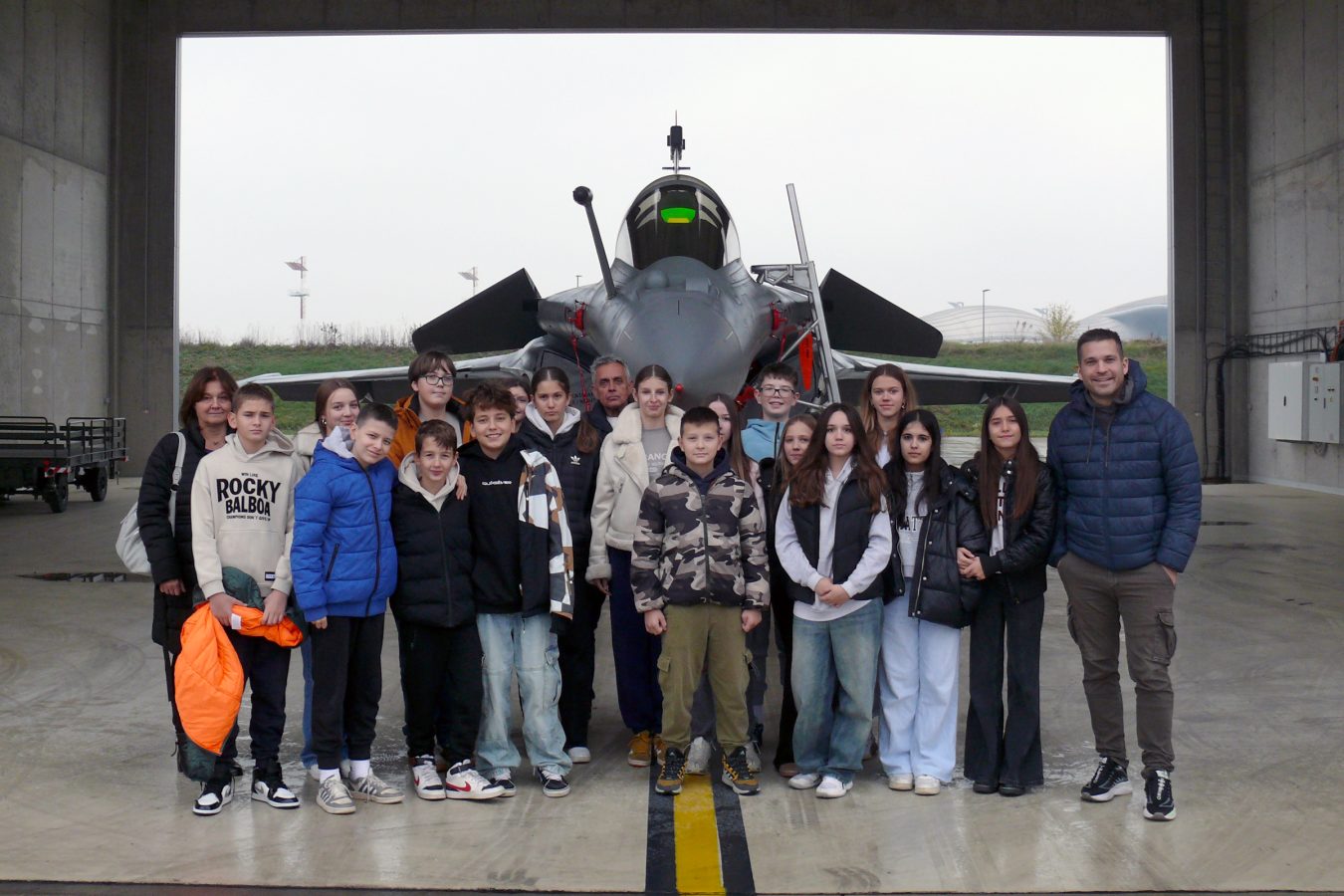 Slika https://www.morh.hr/wp-content/uploads/2025/12/2025-12-17-posjet-os-ive-andrica-vojarni-u-velikoj-gorici-1350x900.jpg