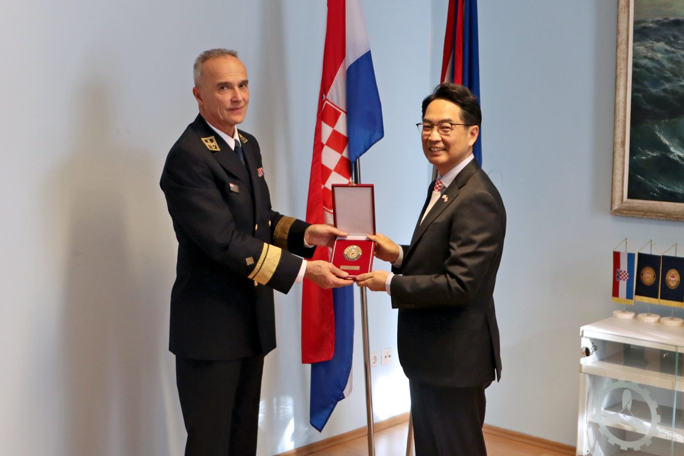 Slika https://www.morh.hr/wp-content/uploads/2026/01/2026-01-15-hrm-veleposlanik-koreje--1350x900.jpg