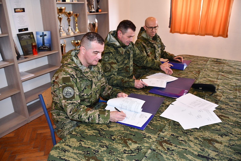Slika https://www.morh.hr/wp-content/uploads/2026/01/2026-01-26-primopredaja-duznosti-trb-gombr.jpg