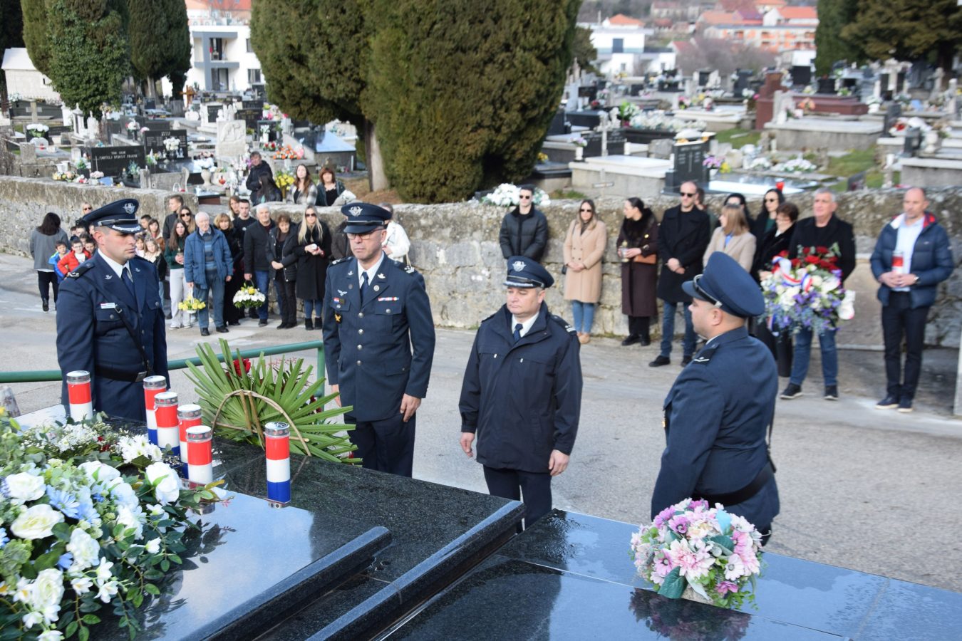 Slika https://www.morh.hr/wp-content/uploads/2026/01/2026-01-27-obljetnica-pogibije-pilota-1350x900.jpg