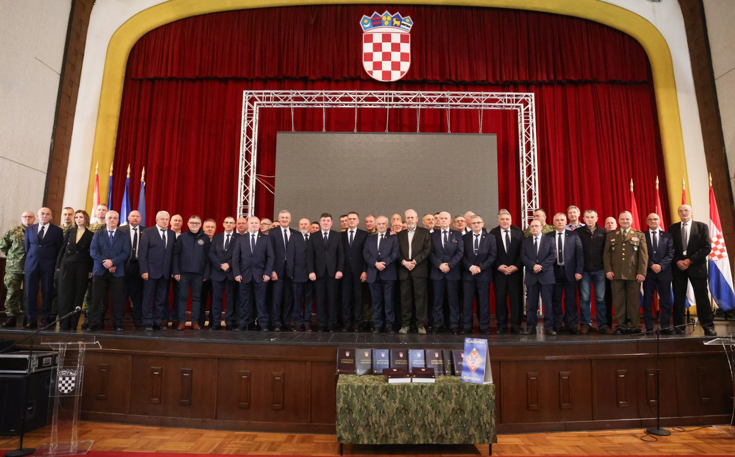 Slika https://www.morh.hr/wp-content/uploads/2026/02/2026-02-09-monografija-sokolovi--1447x900.jpg