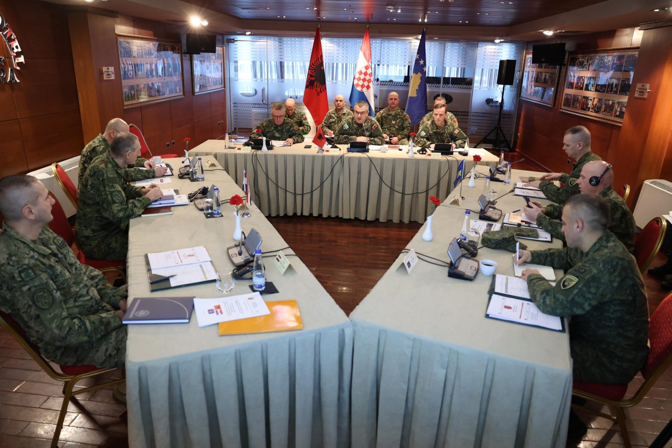 Slika https://www.morh.hr/wp-content/uploads/2026/02/2026-02-12-nacelnik-gsosrh-na-trilateralnom-sastanku-u-republici-albaniji-1350x900.jpg