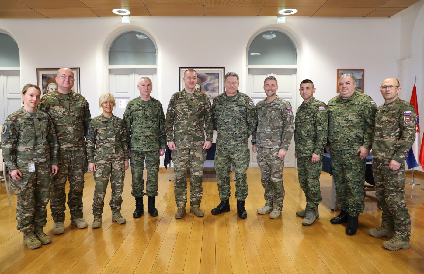 Slika https://www.morh.hr/wp-content/uploads/2026/02/2026-02-12-zapovjednik-hrvatskog-vojnog-ucilista-u-bilateralnoj-posjeti-1394x900.jpg