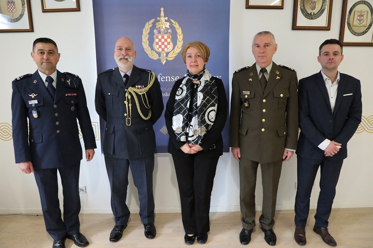 Slika https://www.morh.hr/wp-content/uploads/2026/03/2026-03-12-engleska-delegacija-na-hvu.jpg