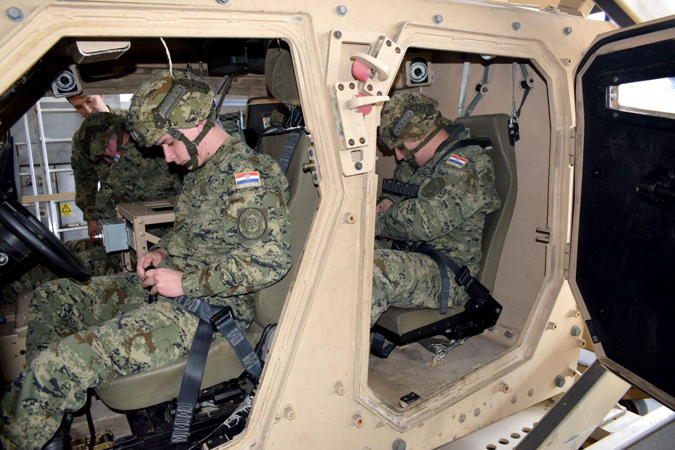 Slika https://www.morh.hr/wp-content/uploads/2026/03/2026-03-12-obuka-na-simulatoru-prevrtanja-vozila--1350x900.jpg