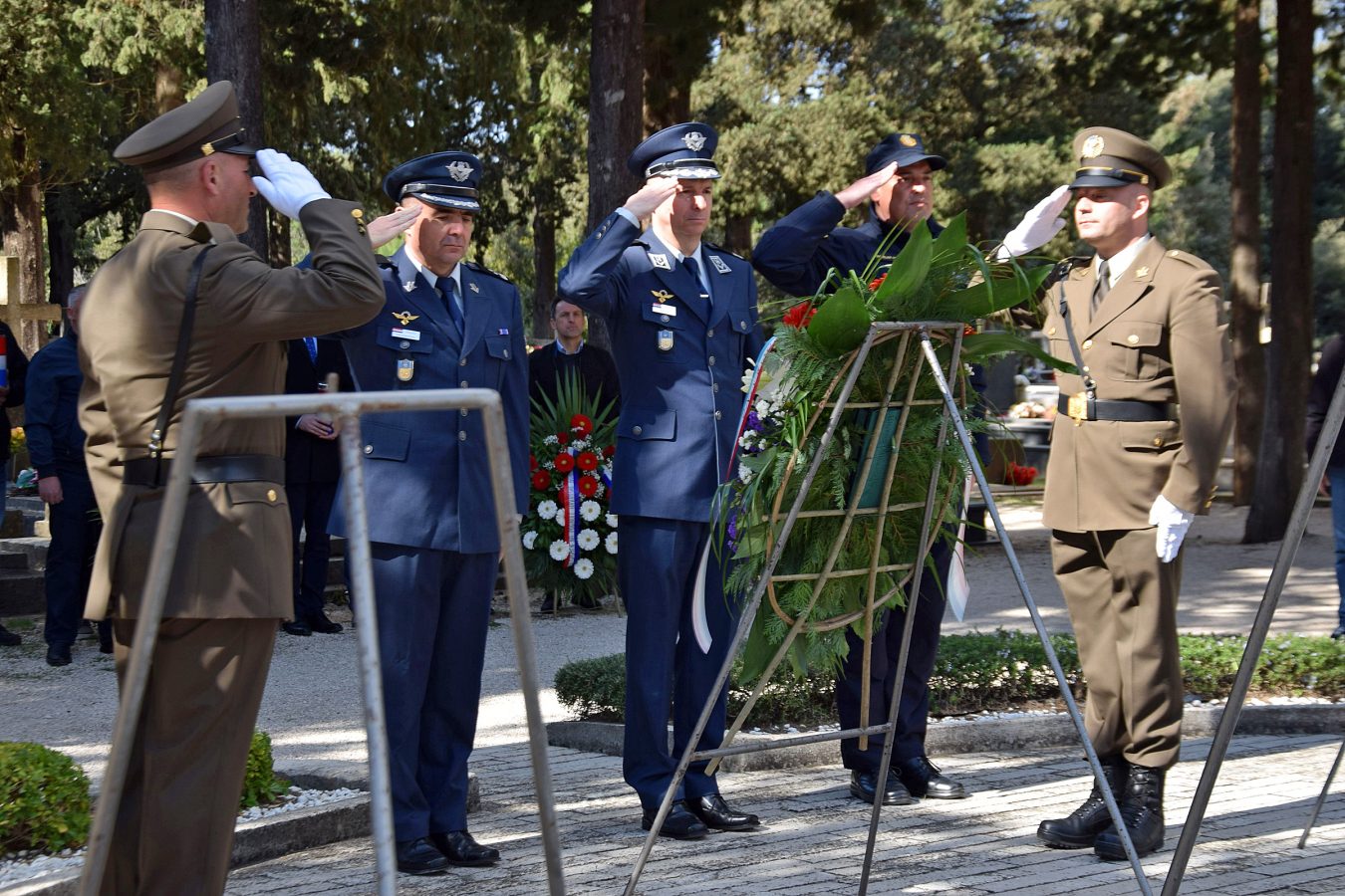 Slika https://www.morh.hr/wp-content/uploads/2026/03/2026-03-23-33.obljetnica-pogibije-pripadnika-7.domobranske-pukovnije-i-93.krila-hrz-a-1350x900.jpg