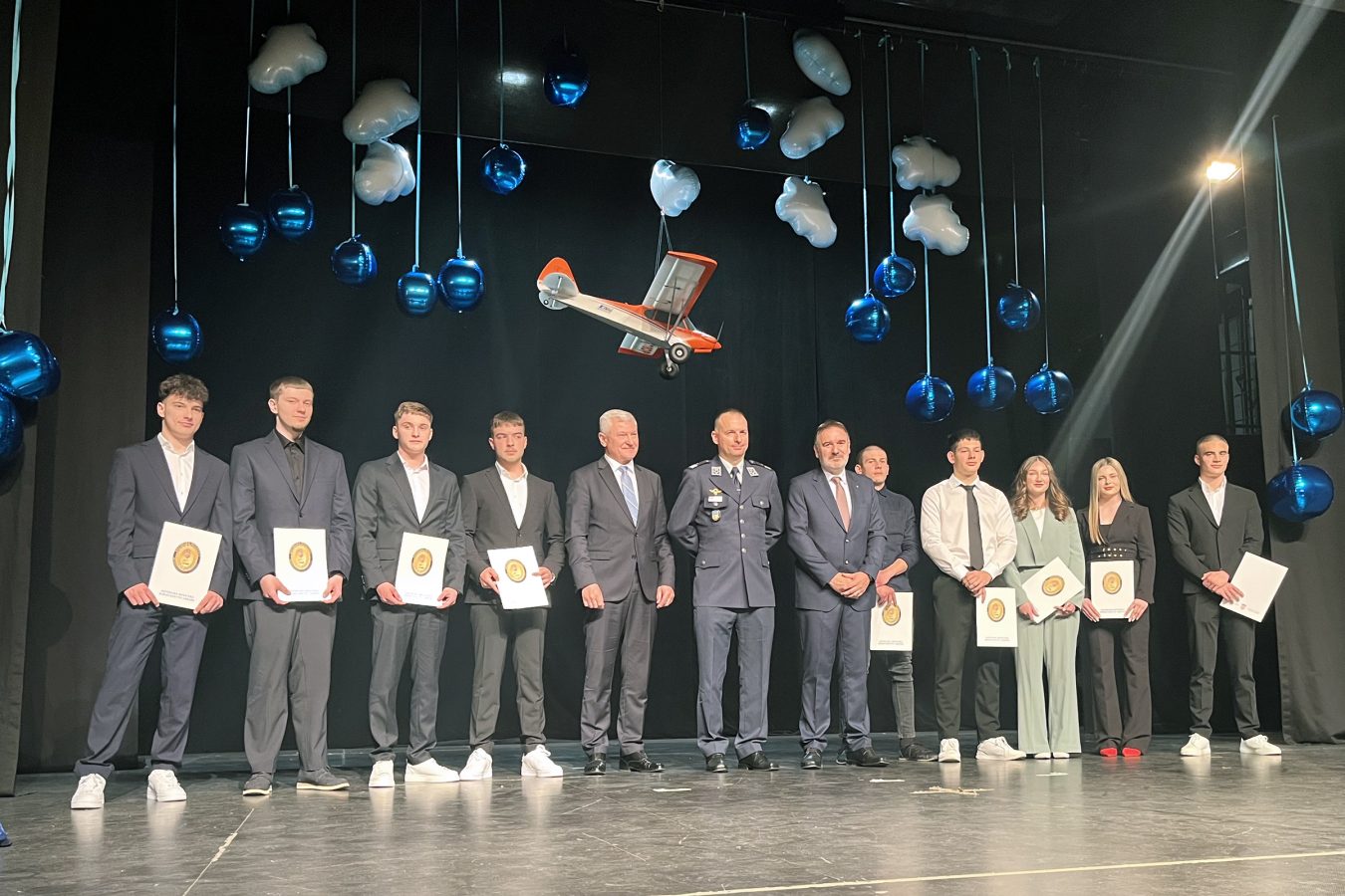 Slika https://www.morh.hr/wp-content/uploads/2026/03/2026-03-26-50-godina-postojanja-srednje-zrakoplovne-tehnicke-skole-rudolf-peresin-1350x900.jpeg