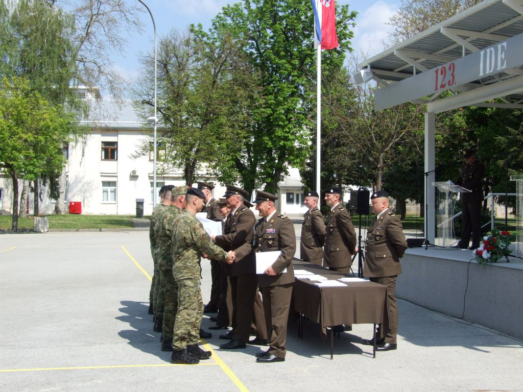 Slika https://www.morh.hr/wp-content/uploads/2026/04/2026-04-20-zavrsetak-izobrazbe-48.-narastaja-napredne-docasnicke-izobrazbe.jpg