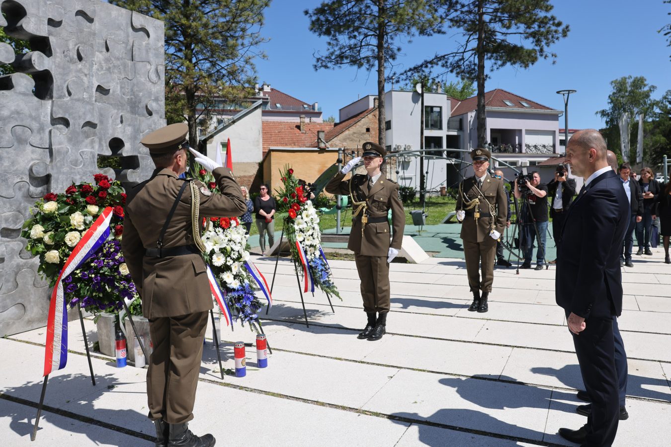 Slika https://www.morh.hr/wp-content/uploads/2026/05/2026-05-04-dan-sjecanja-na-ubijenu-i-stradalu-djecu-u-domovinskom-ratu--1350x900.jpg