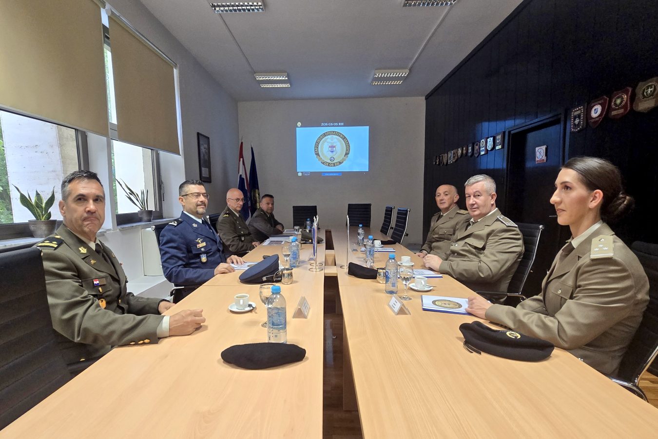 Slika https://www.morh.hr/wp-content/uploads/2026/05/2026-05-08-bilateralni-posjet-osbih-osrh-1350x900.jpg